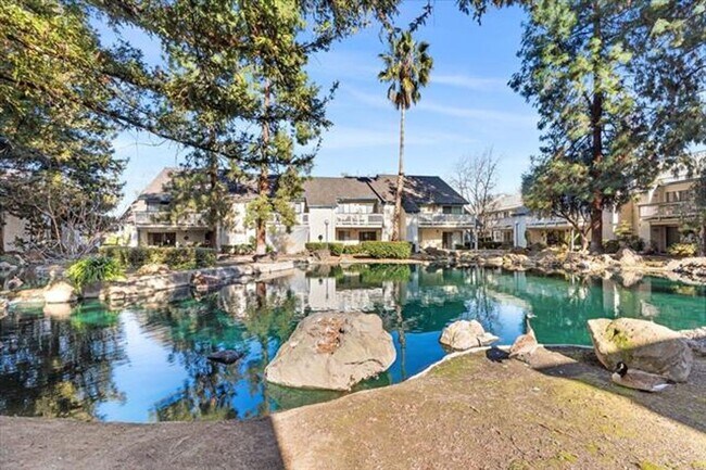 Building Photo - Modern Updated 1 Bedroom 1 Bath Condo with...