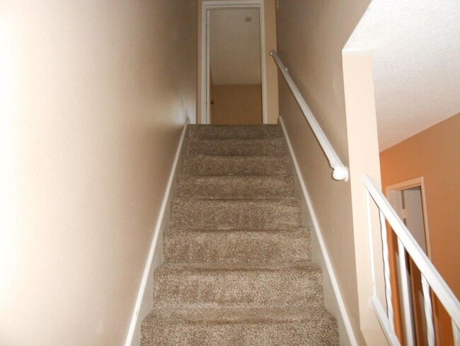 Building Photo - Spacious 2 story Townhouse with Community Pool