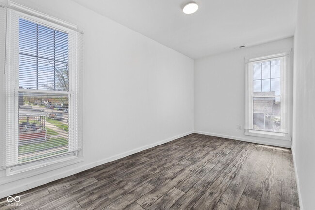 Building Photo - 2 Van Ave