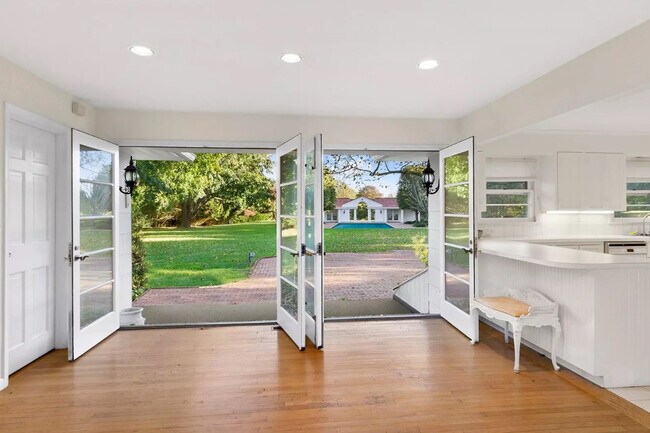 Building Photo - 33 Apaquogue Rd