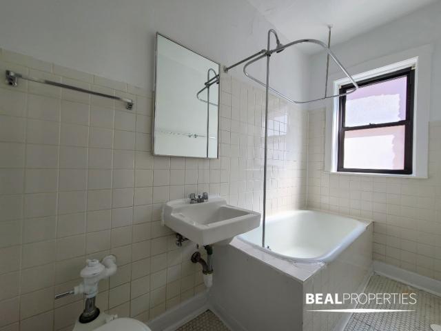 Building Photo - 1 bedroom in CHICAGO IL 60657