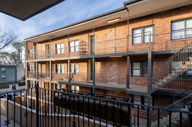 Building Photo - Luxurious townhouse on Cherry St!