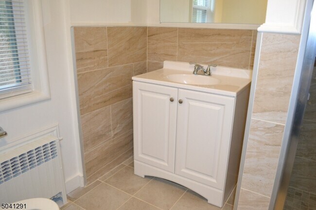 Building Photo - 3 Meadow Dr