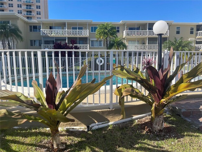 Building Photo - 450 Golden Isles Dr