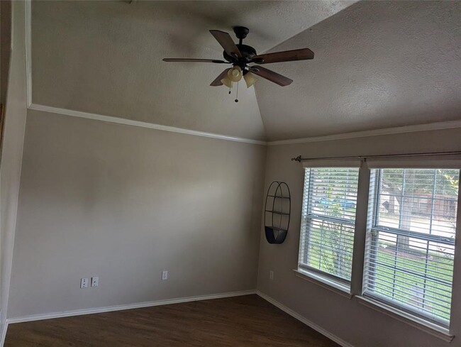 Building Photo - 9927 Driftwood Park Dr
