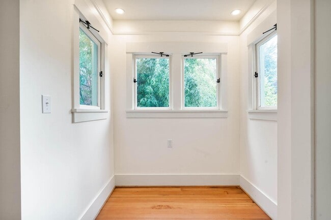 Building Photo - $300 off 1st month! Beautiful 2-bdrm/1-bat...