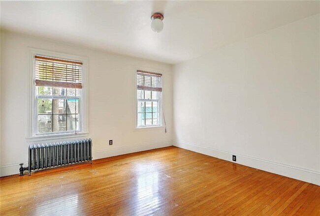 Building Photo - 26 Larch St
