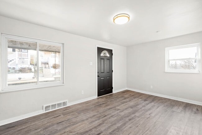 Building Photo - Stunning 2 bedroom home in Mt. Washington available May 1!