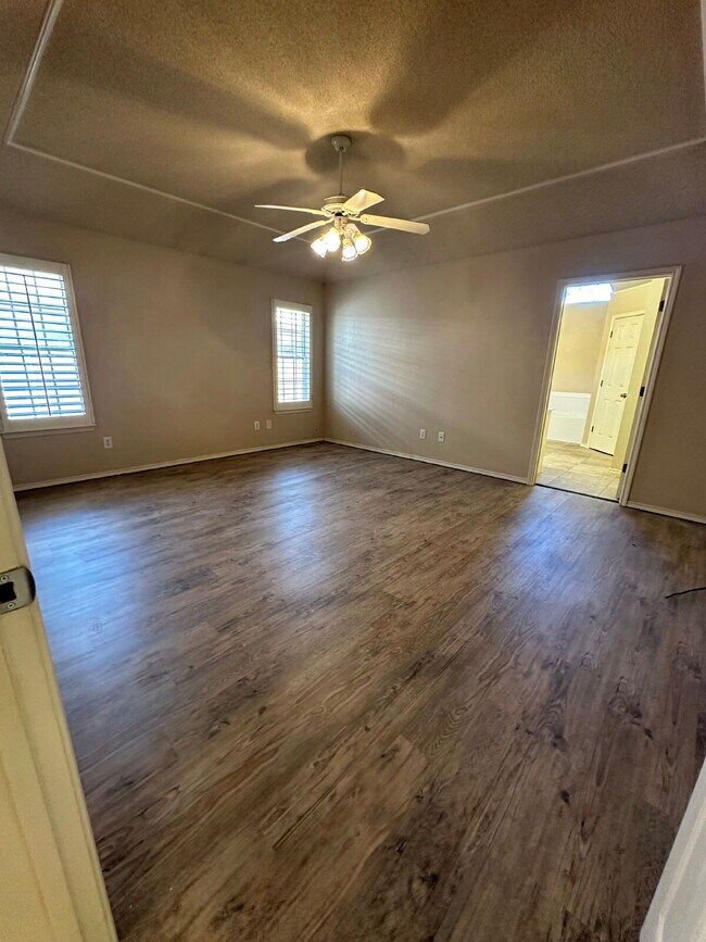 Building Photo - Spacious 3/2/2 - Freshly Updated