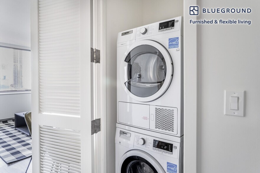 Building Photo - 520 W 43rd St