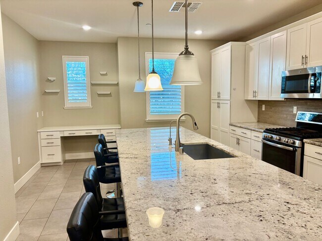 Building Photo - Must see beautiful and large Townhome in Dublin- Close to Everything!