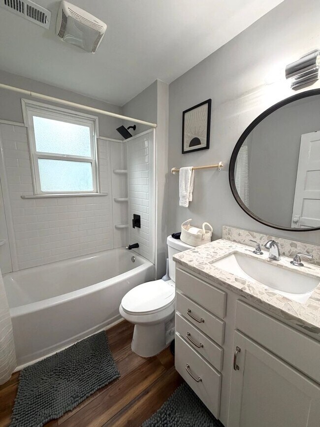 Building Photo - Available fully furnished or unfurnished, this beautifully renovated 3-bedroom, 1.5-bathroom home...