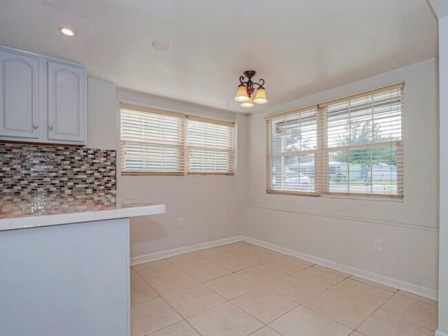 Building Photo - 1440 4th Ct