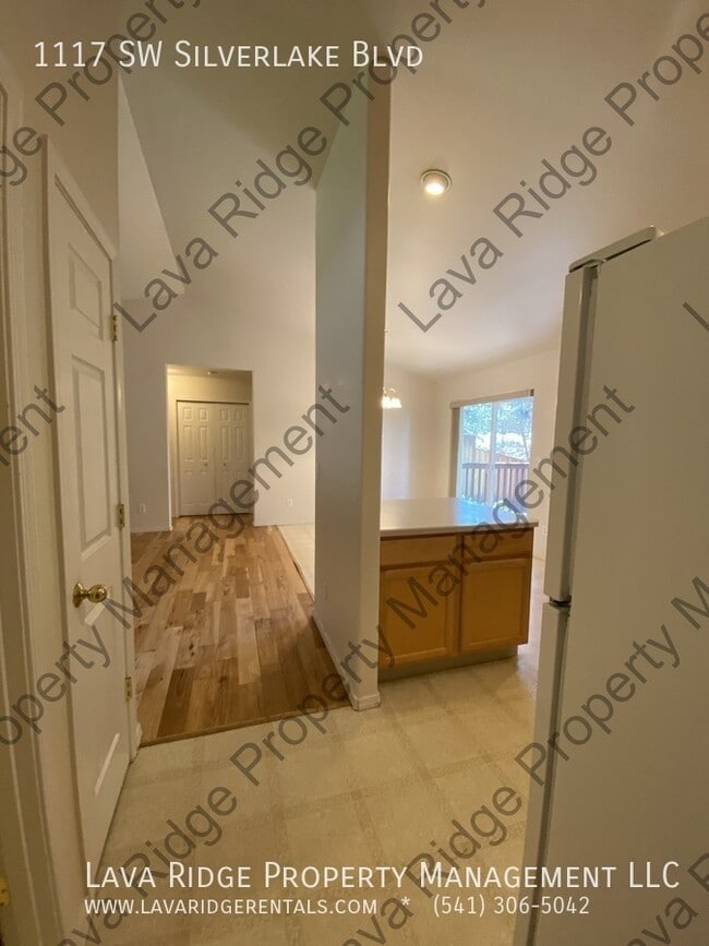 Building Photo - 1117 SW Silver Lake Blvd