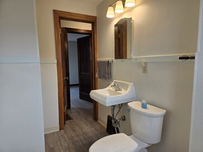 Building Photo - Small in Size, Big on Charm – Updated 1 Bed Home on East Oberlin!