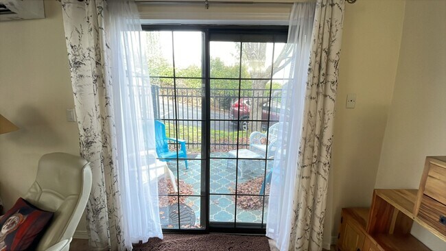 Building Photo - Furnished 2 Bdrm/2 Bath Condo in the Heart of Downtown Ashland!