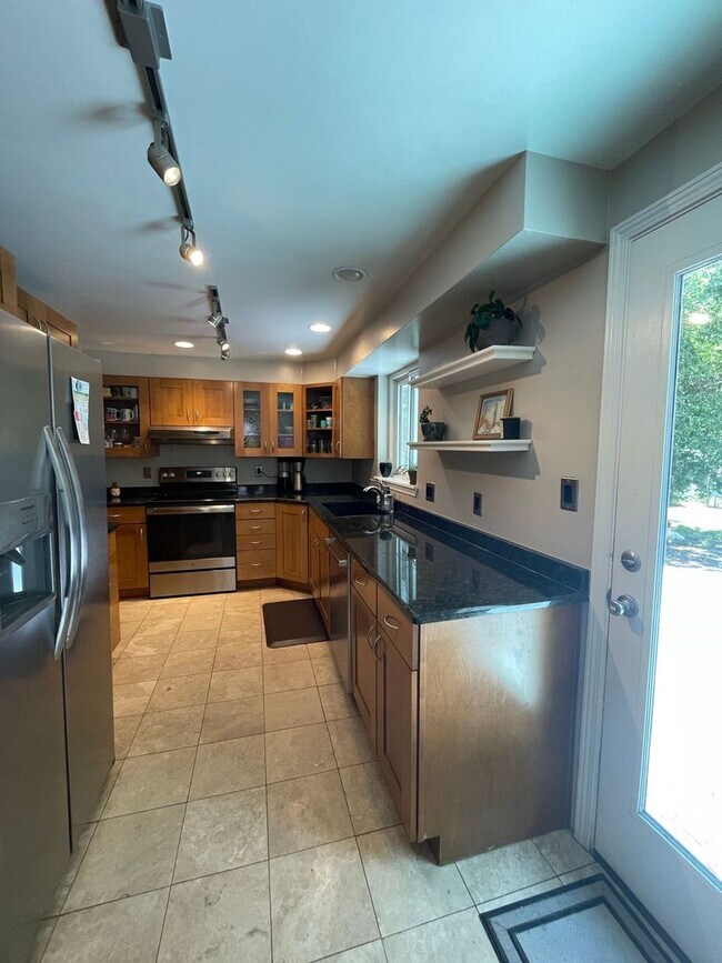Building Photo - Reduced $2995 BOULDER HOME 5 BEDROOM, 3 FU...