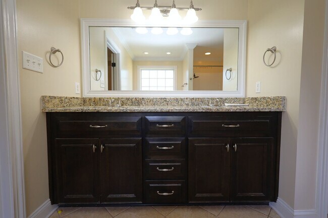 Building Photo - 4338 Kenilworth Cir