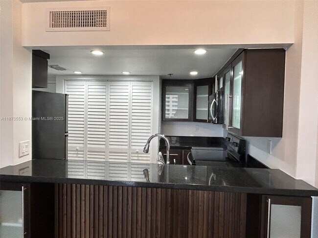 Building Photo - 540 Brickell Key Dr