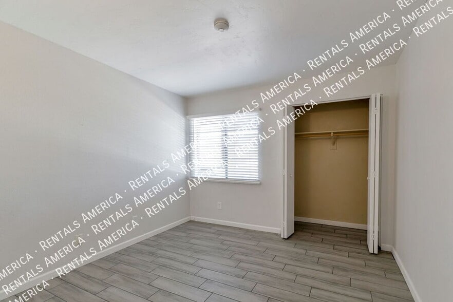 Building Photo - 1810 E Blacklidge Dr