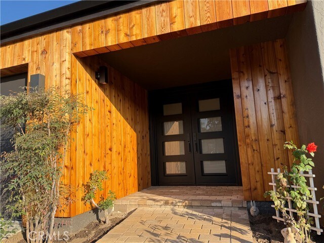 Building Photo - 15999 Via De Las Palmas