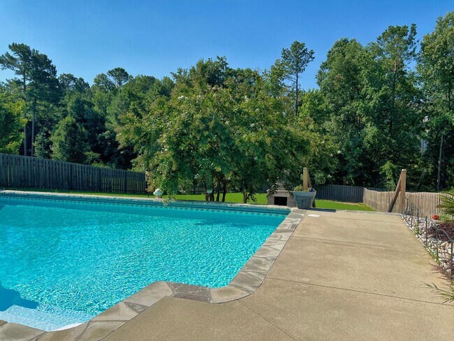 Building Photo - Estate STYLE home with pool and basement i...