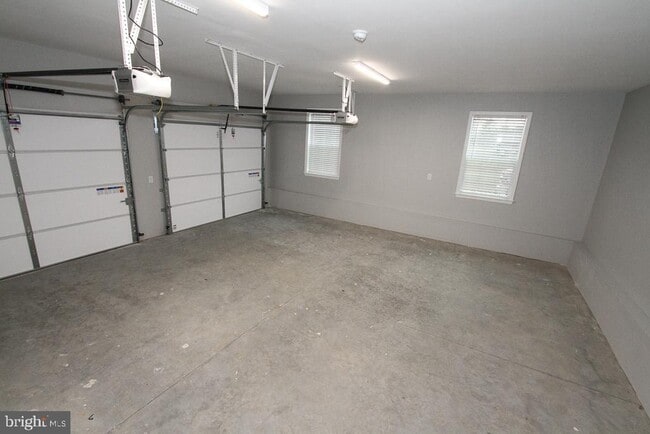 Building Photo - 8 Conover Ln