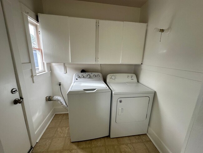 Building Photo - Charming corner lot with great natural light