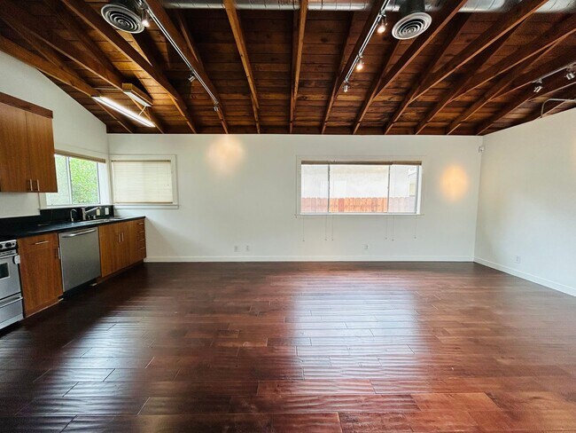 Building Photo - Spacious One Bedroom + Den Backhouse! In Unit Laundry! Prime Location!