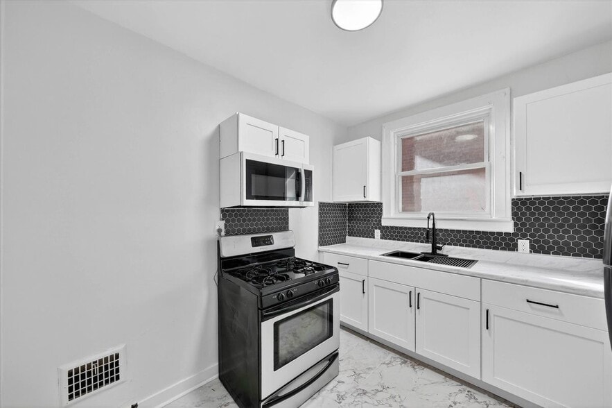 Building Photo - 16890 Stoepel St