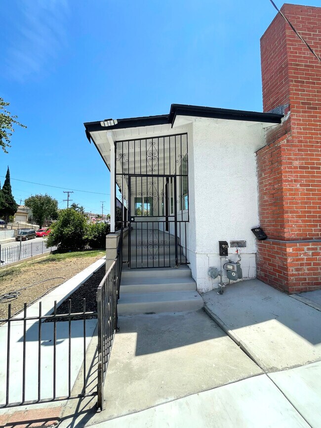 Building Photo - 953 N Hicks Ave