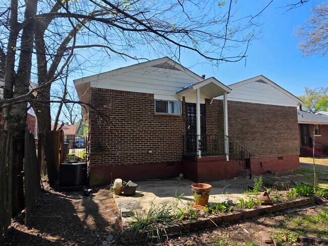 Building Photo - 1404 Cameron St