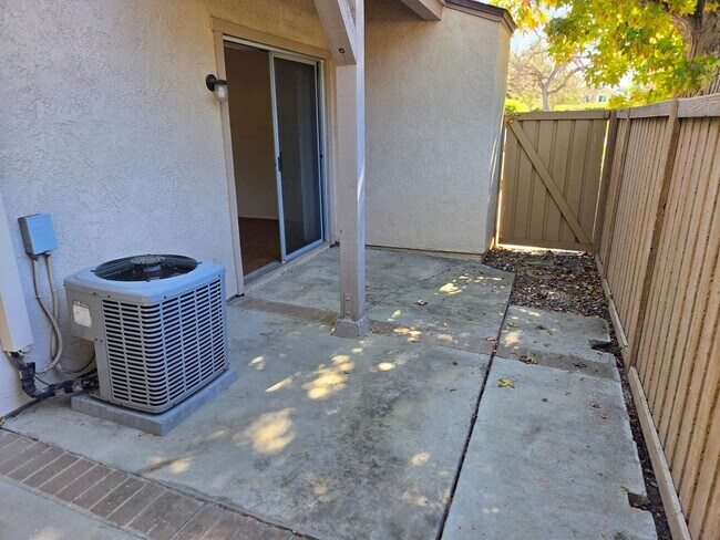 Building Photo - Lovely Ground Level 1 Bedroom 1 Bathroom In Irvine