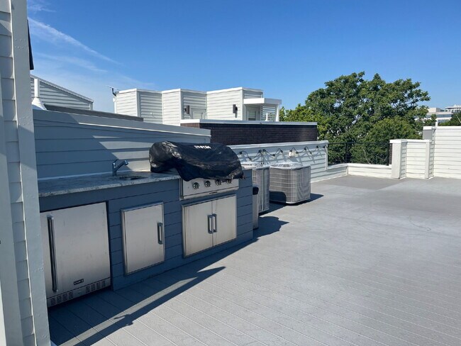 Building Photo - "Spacious Urban Living: 3-Bedroom Townhouse with 3.5 Baths in Nashville's Vibrant Core!" STUNNING...