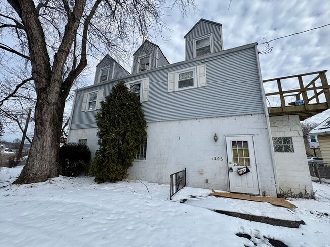 Building Photo - 3 Bedroom 2 Bath in Natrona Heights, PA!