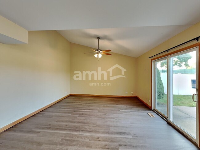 Building Photo - 1440 Summerhill Dr