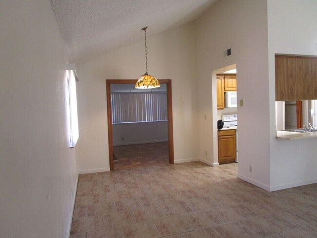 Building Photo - 1001 Mockingbird Ln