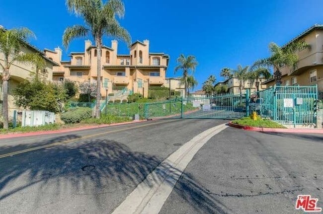 Building Photo - Large Condo with 2 bedrooms, 2 baths