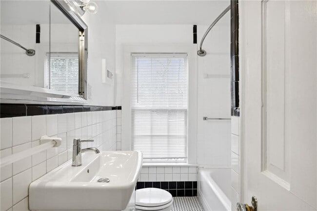 Building Photo - 2878 N Hills Dr NE