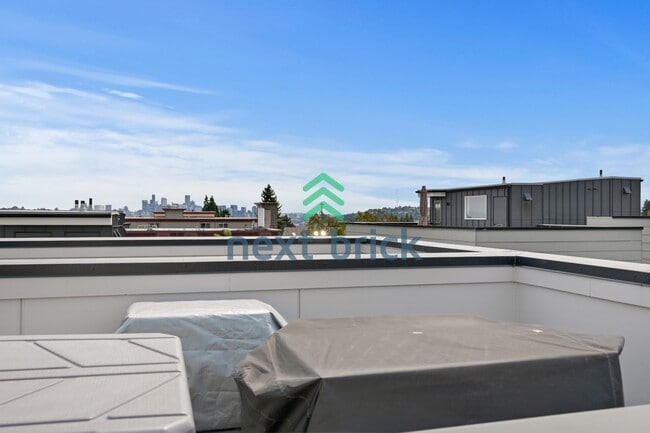 Building Photo - "Charming 2-Bed, 2-Bath Townhouse Retreat in Seattle – 1380 Sq Ft of Modern Comfort!"