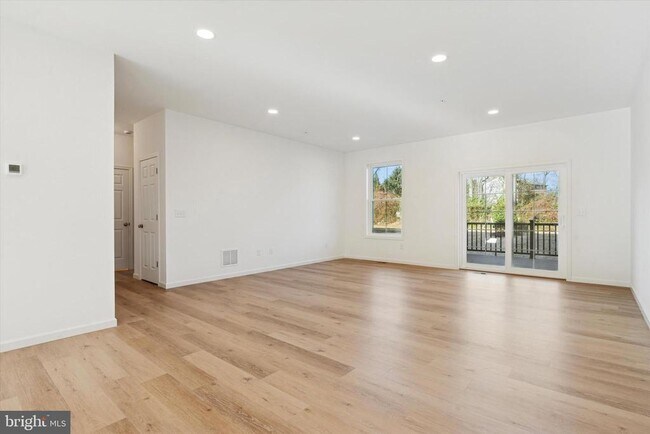 Building Photo - 140 SILVERSMITH Rd