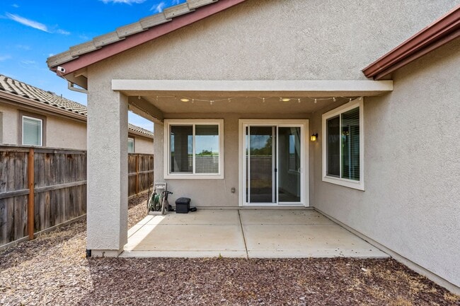 Building Photo - Desirable Elk Grove Area