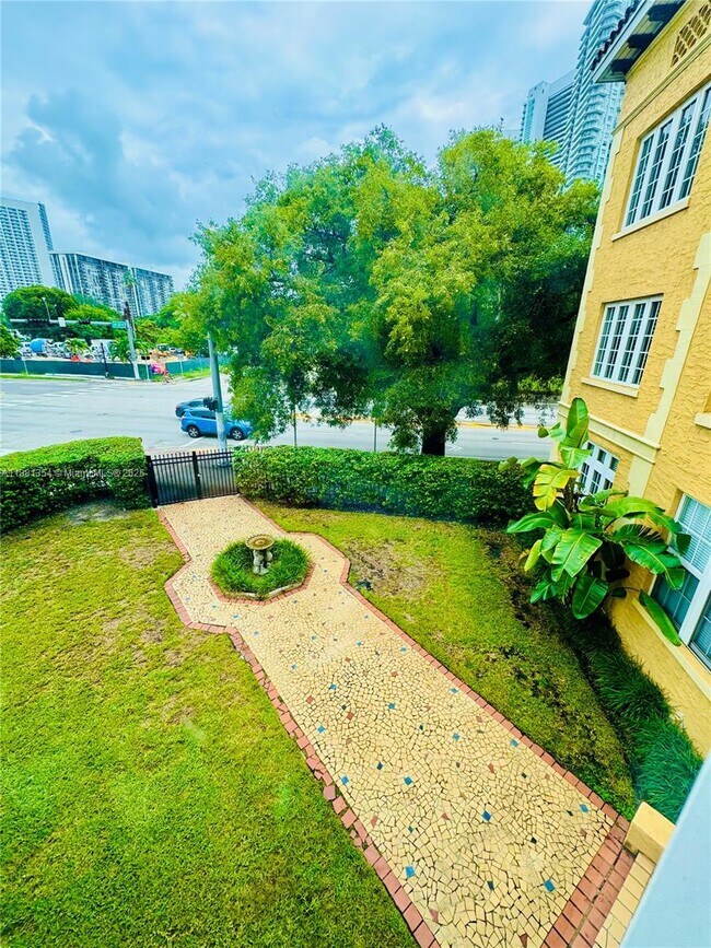 Building Photo - 3224 Biscayne Blvd