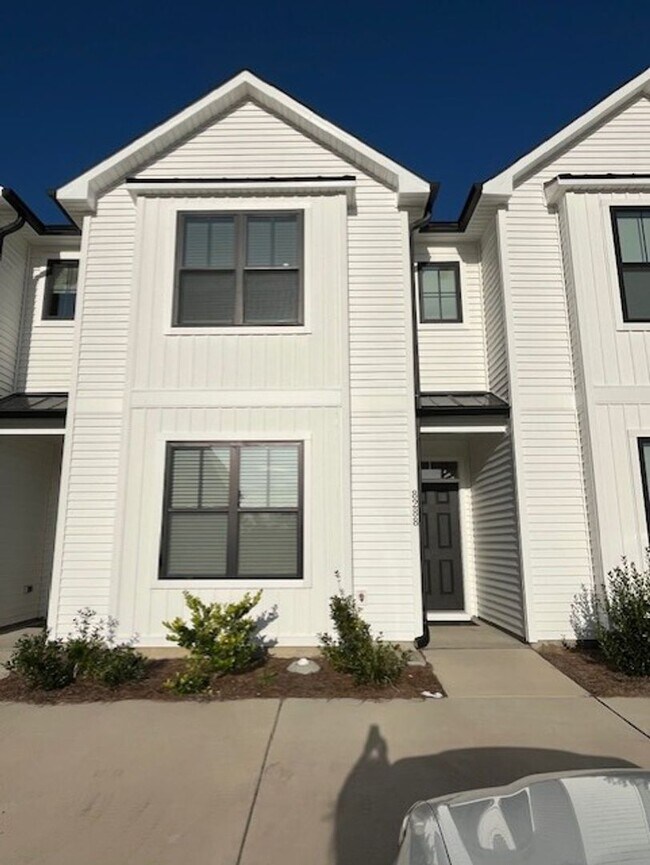 Building Photo - Stunning townhouse located in the heart of Winnabow!