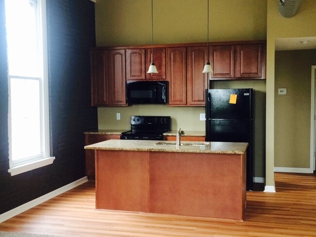 Building Photo - 133 S Main St