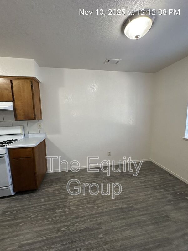 Building Photo - 701 E Noble Ave