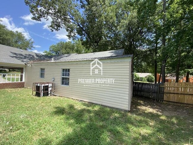 Building Photo - 3401 Hanna Dr
