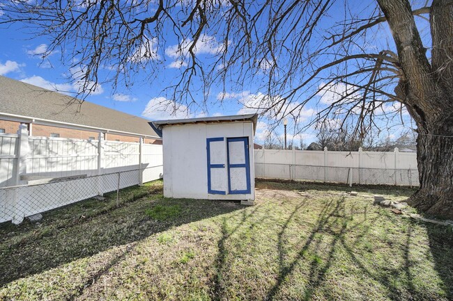 Building Photo - Lovely Three Bed Two Bath Ranch Home in Mo...