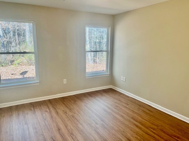 Building Photo - Brookstone Dr #1 &amp; #3