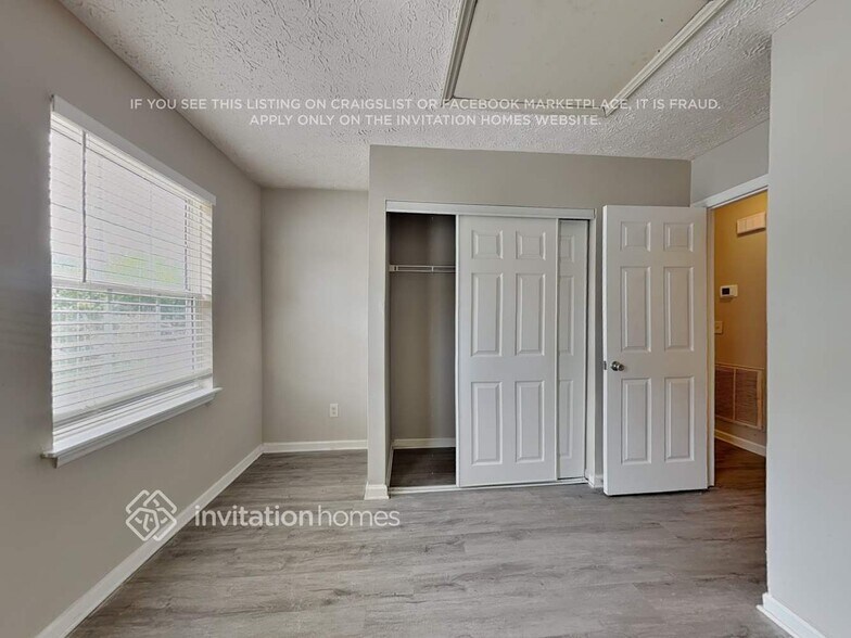 Building Photo - 1817 Elkpark Dr